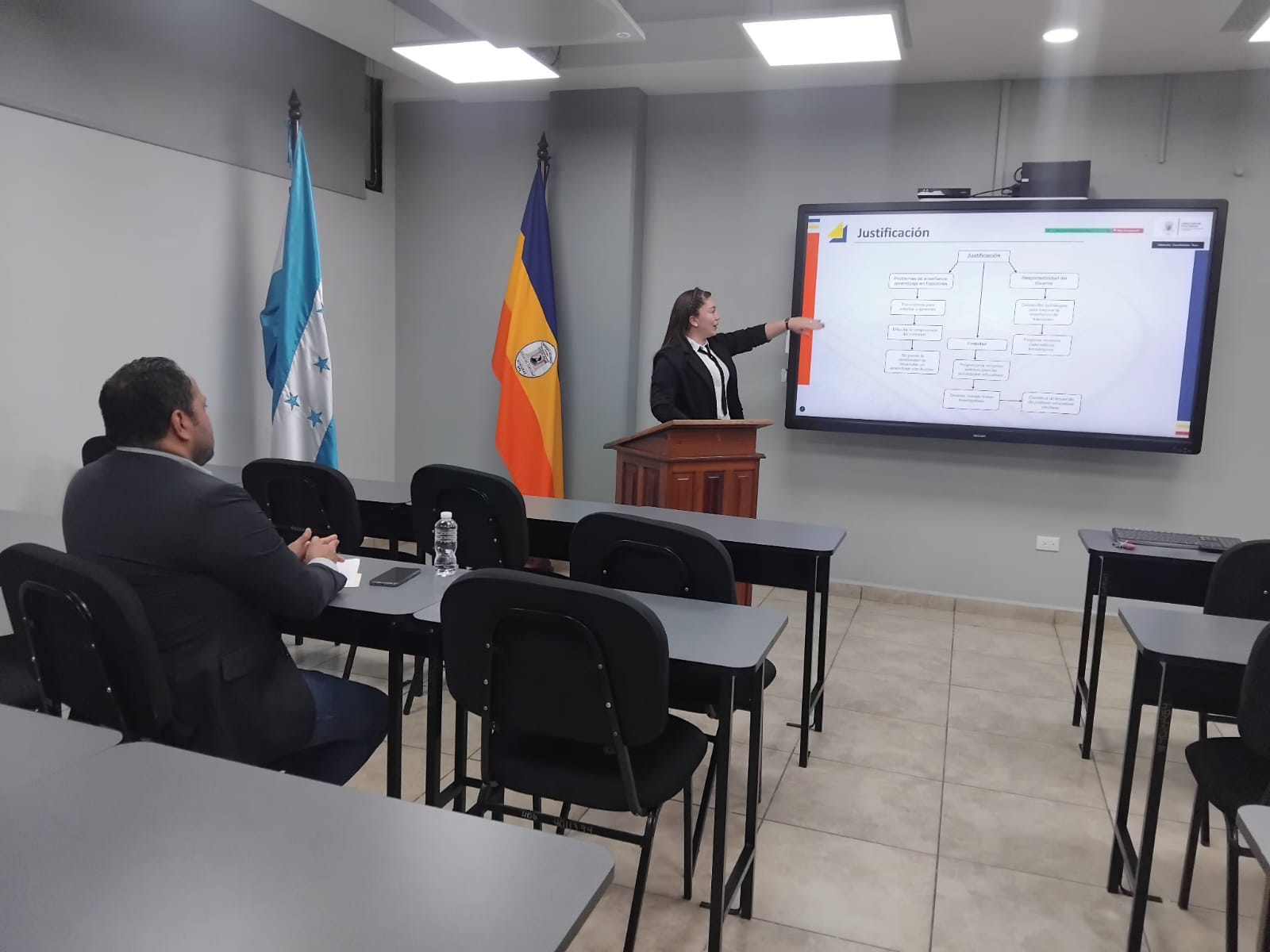 La licda. Karen Melissa Rivera durante su defensa de su tesis.